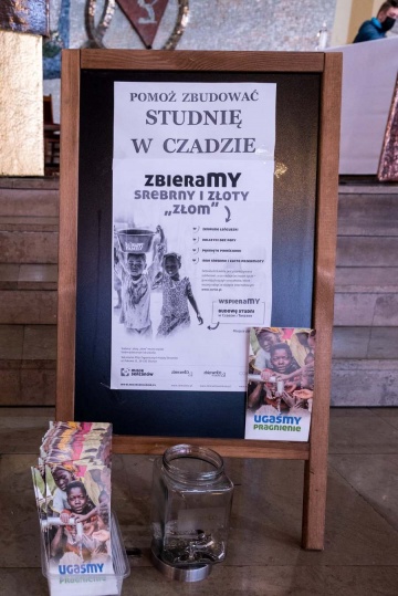 Konin. Zbierali zniszczone srebro i złoto na budowę studni w Czadzie