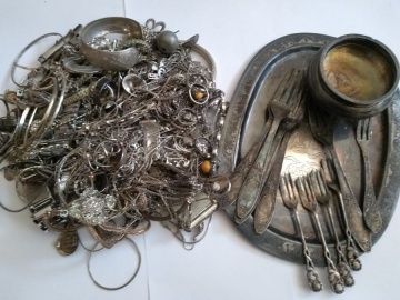 Konin. Zbierali zniszczone srebro i złoto na budowę studni w Czadzie