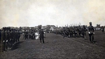 Gafa z czerwono-białymi flagami na powitanie Naczelnika Państwa
