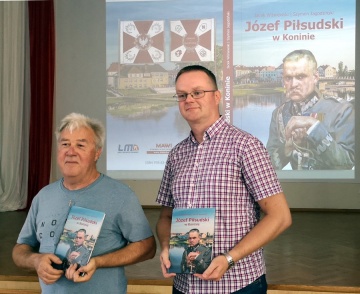 Gafa z czerwono-białymi flagami na powitanie Naczelnika Państwa