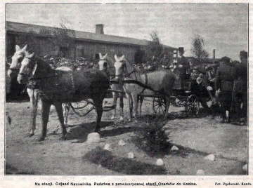 Gafa z czerwono-białymi flagami na powitanie Naczelnika Państwa