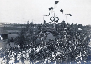 Gafa z czerwono-białymi flagami na powitanie Naczelnika Państwa