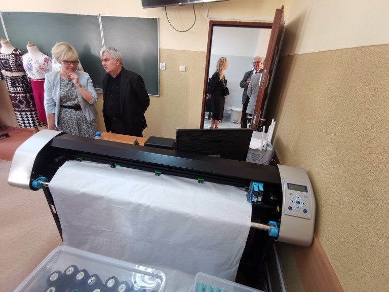 Powiat koniński uruchomił nowoczesną pracownię dla przyszłych krawców.