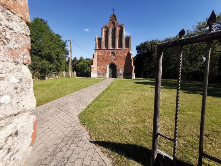 Najmniejsza miejscowość, czyli jedna posesja i zabytkowy kościół
