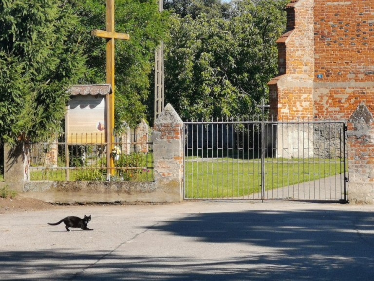 Najmniejsza miejscowość, czyli jedna posesja i zabytkowy kościół
