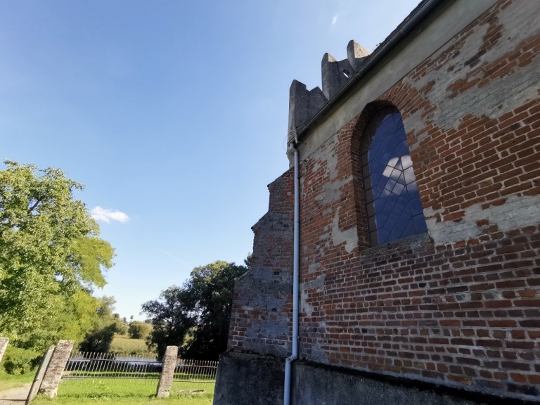 Najmniejsza miejscowość, czyli jedna posesja i zabytkowy kościół