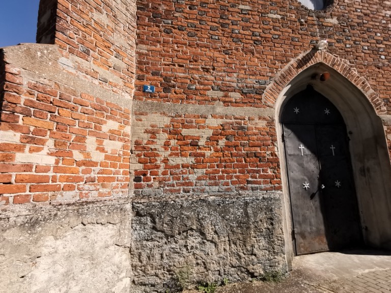 Najmniejsza miejscowość, czyli jedna posesja i zabytkowy kościół