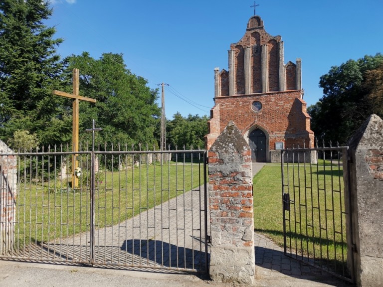Najmniejsza miejscowość, czyli jedna posesja i zabytkowy kościół