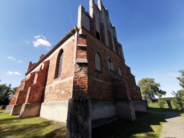 Najmniejsza miejscowość, czyli jedna posesja i zabytkowy kościół
