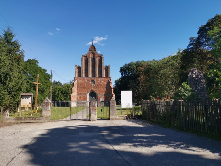 Najmniejsza miejscowość, czyli jedna posesja i zabytkowy kościół
