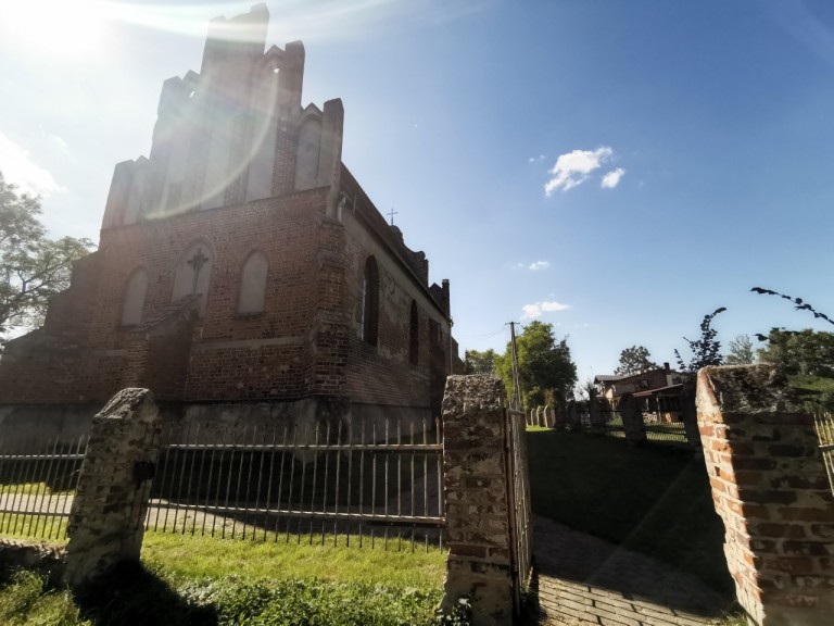 Najmniejsza miejscowość, czyli jedna posesja i zabytkowy kościół