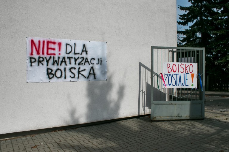 Zamiast odnowić boisko miasto woli je sprzedać. Tak w Koninie traktuje się młodzież