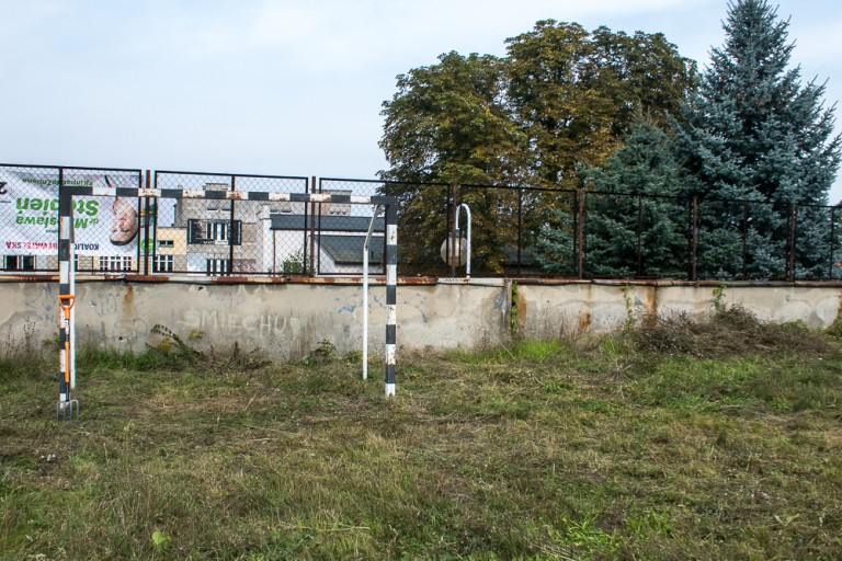 Zamiast odnowić boisko miasto woli je sprzedać. Tak w Koninie traktuje się młodzież