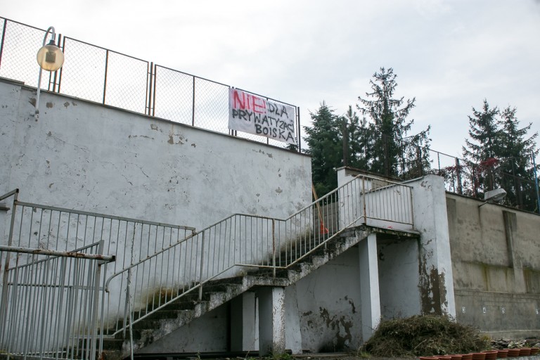 Zamiast odnowić boisko miasto woli je sprzedać. Tak w Koninie traktuje się młodzież