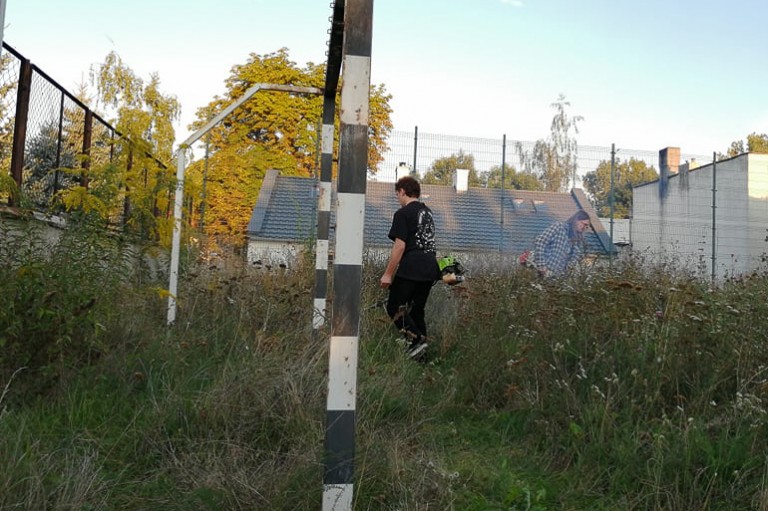 Zamiast odnowić boisko miasto woli je sprzedać. Tak w Koninie traktuje się młodzież