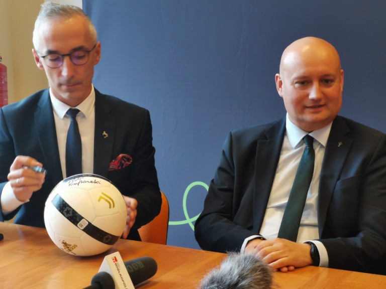 Piłka jest w grze. Dofinasowanie na przebudowę stadionu w Koninie