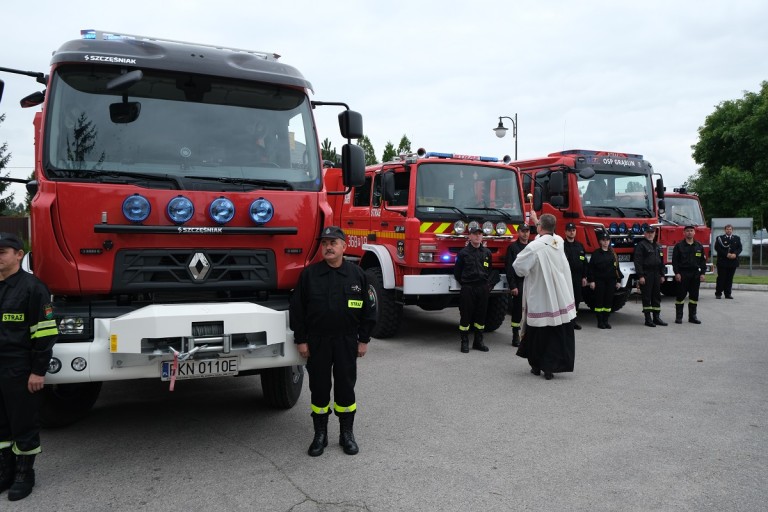 Poświęcili samochody i sprzęt dla pięciu jednostek OSP w gm. Kramsk