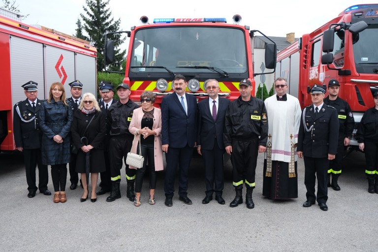 Poświęcili samochody i sprzęt dla pięciu jednostek OSP w gm. Kramsk