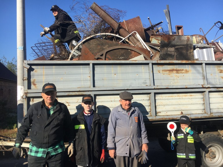 Zbierali złom Ruminie. Druhowie chcą kupić nowy wóz bojowy