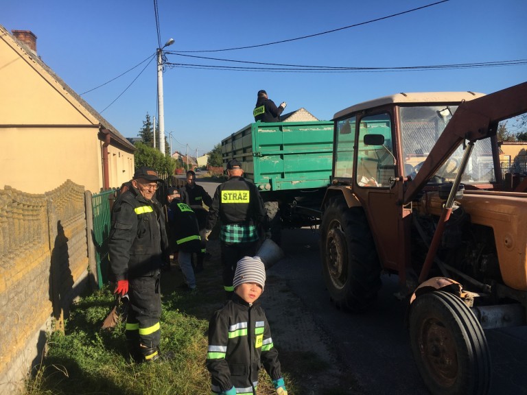 Zbierali złom Ruminie. Druhowie chcą kupić nowy wóz bojowy