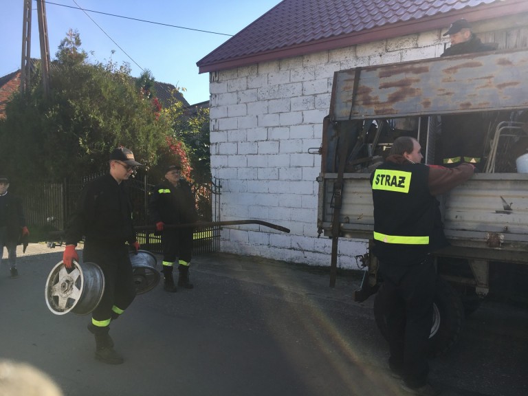 Zbierali złom Ruminie. Druhowie chcą kupić nowy wóz bojowy