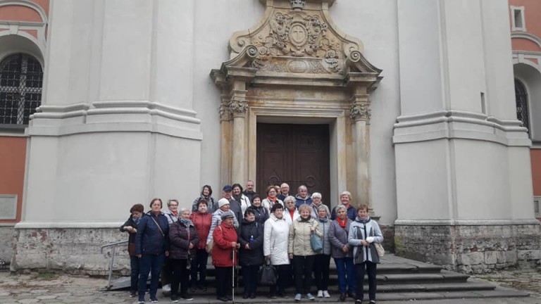 Seniorzy się integrują. Kreatywne zajęcia na konińskim Zatorzu