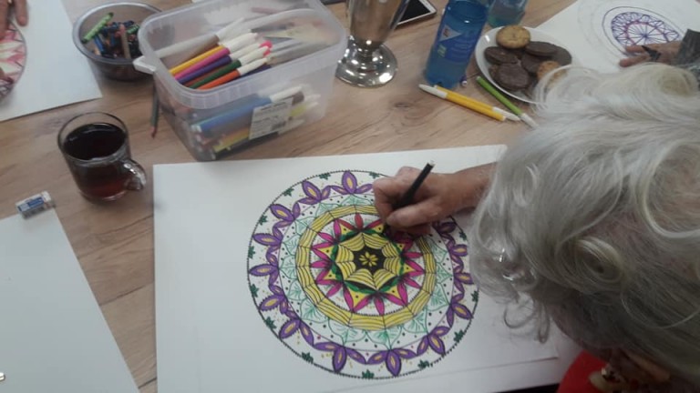 Seniorzy się integrują. Kreatywne zajęcia na konińskim Zatorzu