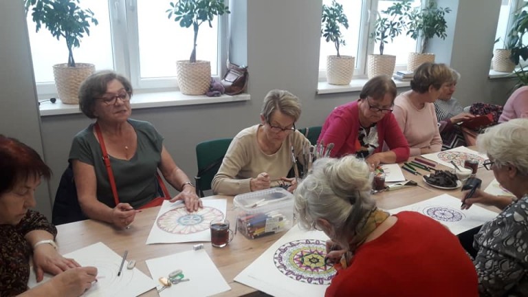 Seniorzy się integrują. Kreatywne zajęcia na konińskim Zatorzu