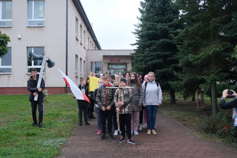 Szkoła Podstawowa w Wysokiem z medalem św. Jana Pawła II