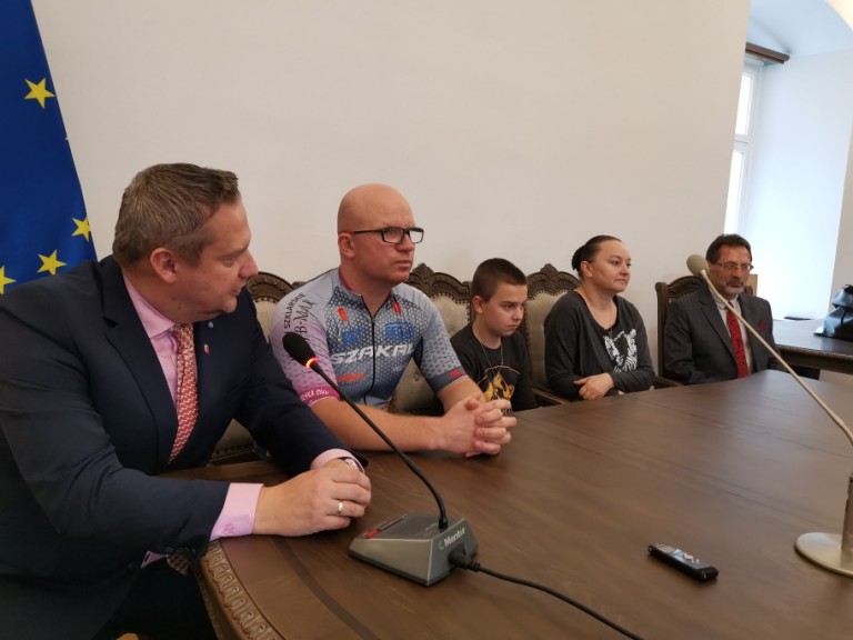 Kamil Jaroszewski jeździ na rowerze w dalekie trasy aby pomagać