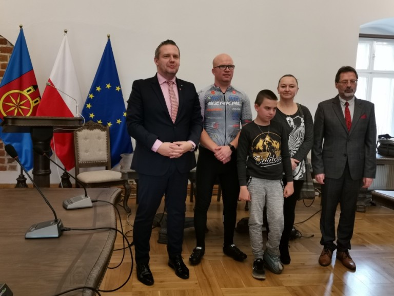 Kamil Jaroszewski jeździ na rowerze w dalekie trasy aby pomagać