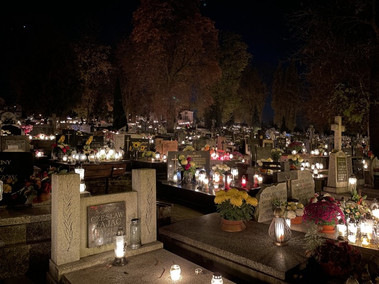 Moment zadumy i refleksji. Niezwykły klimat na konińskich cmentarzach