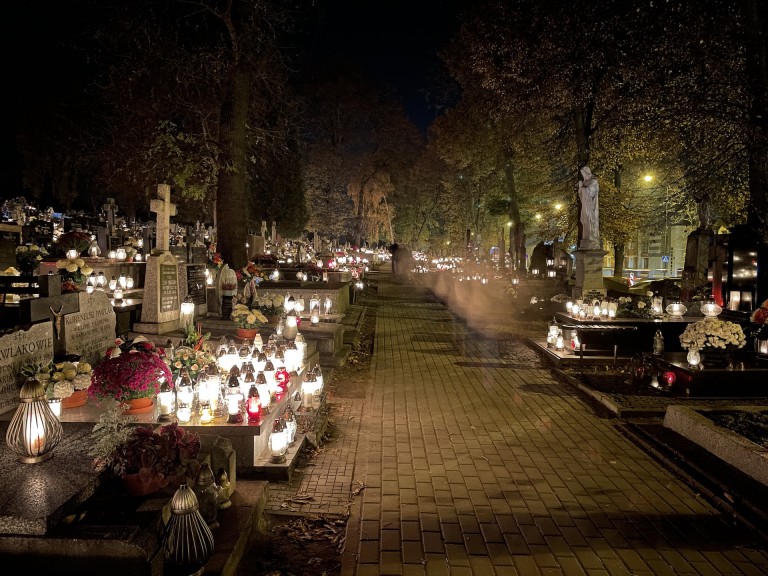 Moment zadumy i refleksji. Niezwykły klimat na konińskich cmentarzach