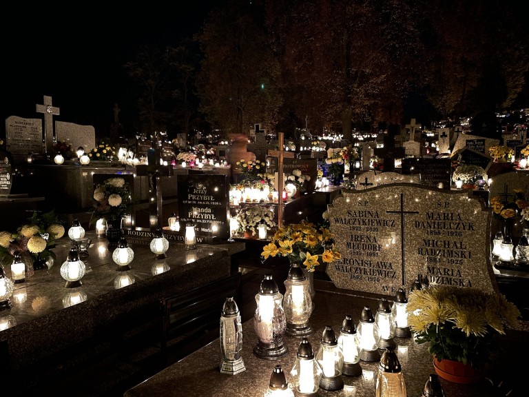 Moment zadumy i refleksji. Niezwykły klimat na konińskich cmentarzach