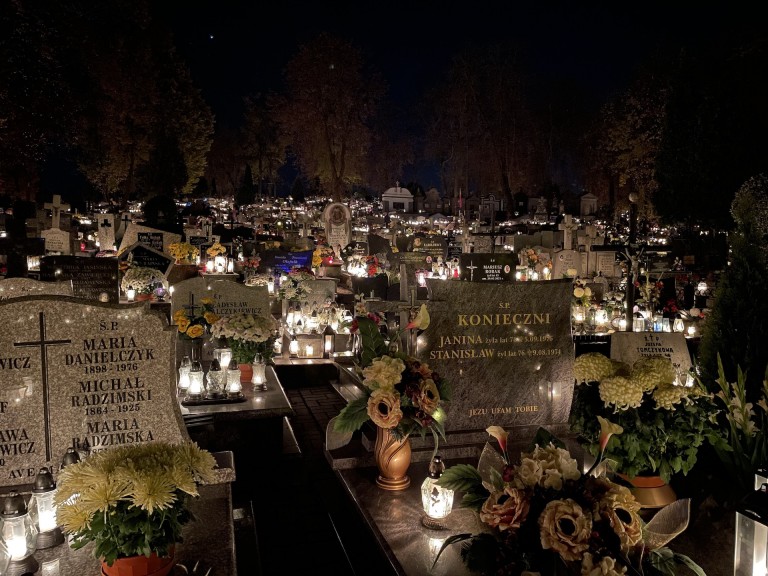 Moment zadumy i refleksji. Niezwykły klimat na konińskich cmentarzach