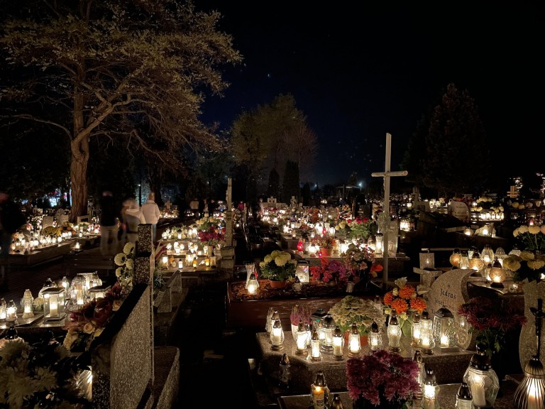 Moment zadumy i refleksji. Niezwykły klimat na konińskich cmentarzach
