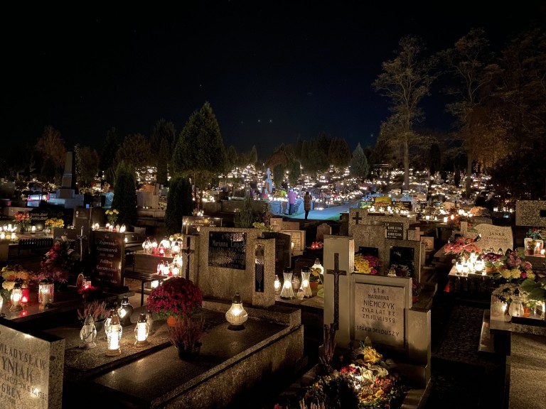 Moment zadumy i refleksji. Niezwykły klimat na konińskich cmentarzach