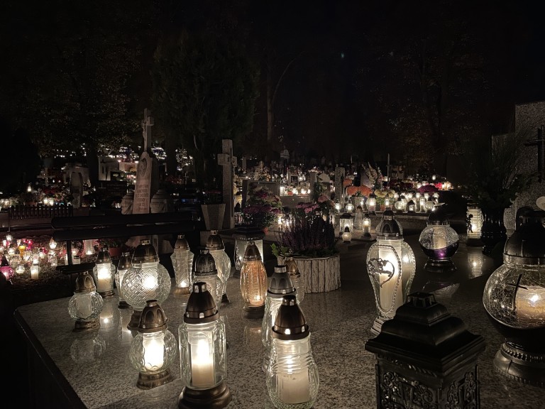 Moment zadumy i refleksji. Niezwykły klimat na konińskich cmentarzach