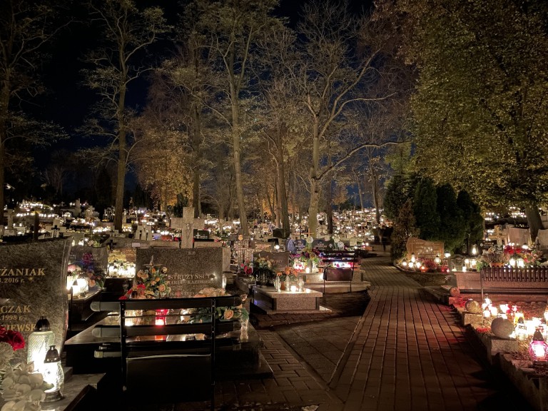 Moment zadumy i refleksji. Niezwykły klimat na konińskich cmentarzach