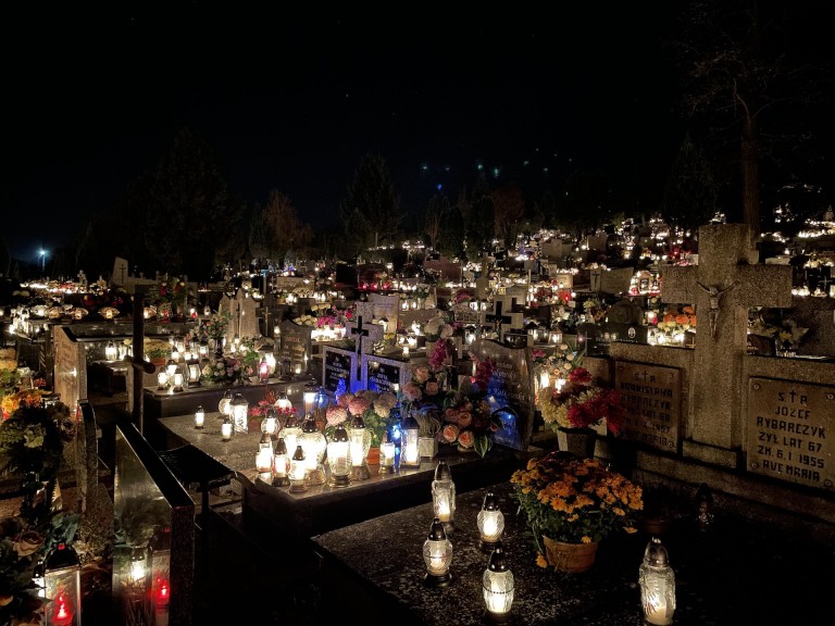 Moment zadumy i refleksji. Niezwykły klimat na konińskich cmentarzach