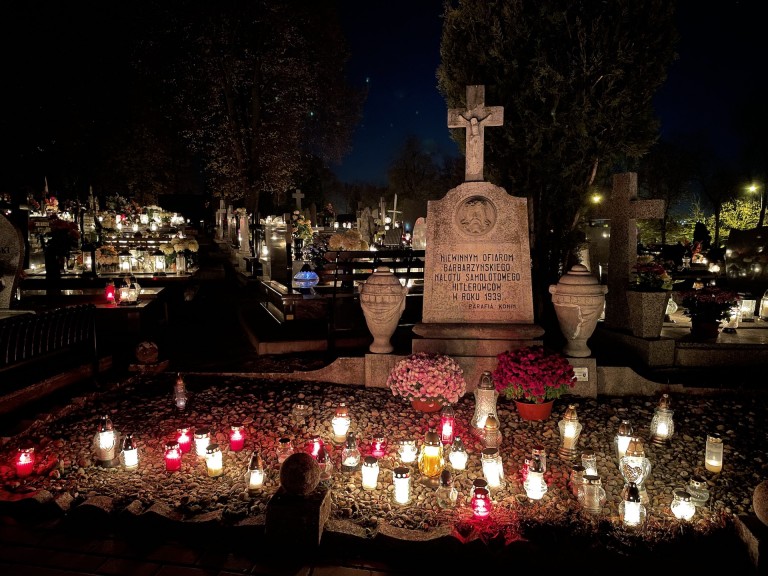 Moment zadumy i refleksji. Niezwykły klimat na konińskich cmentarzach