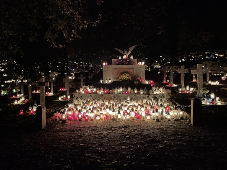 Moment zadumy i refleksji. Niezwykły klimat na konińskich cmentarzach