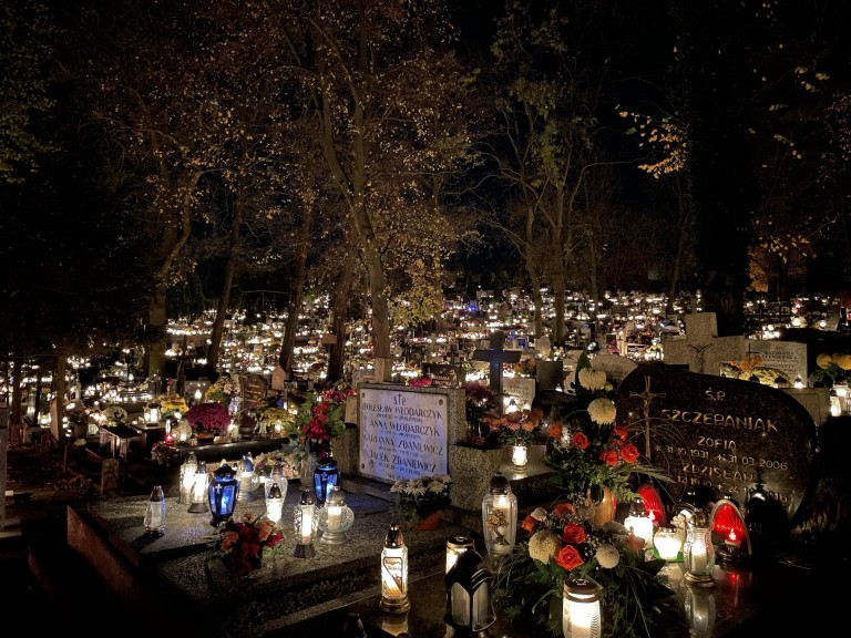 Moment zadumy i refleksji. Niezwykły klimat na konińskich cmentarzach