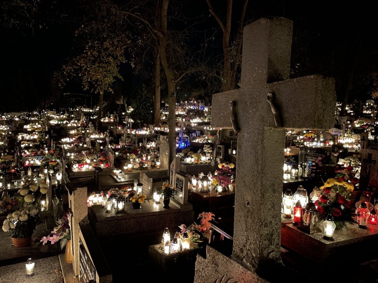 Moment zadumy i refleksji. Niezwykły klimat na konińskich cmentarzach