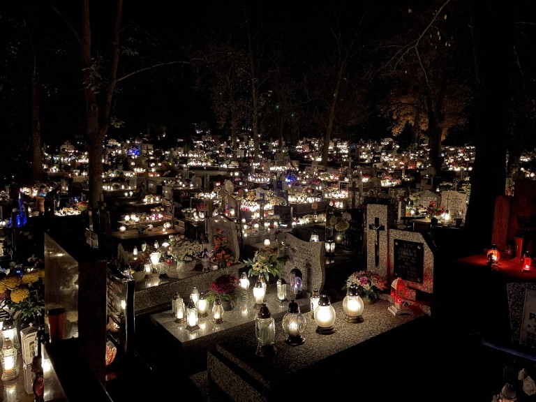 Moment zadumy i refleksji. Niezwykły klimat na konińskich cmentarzach