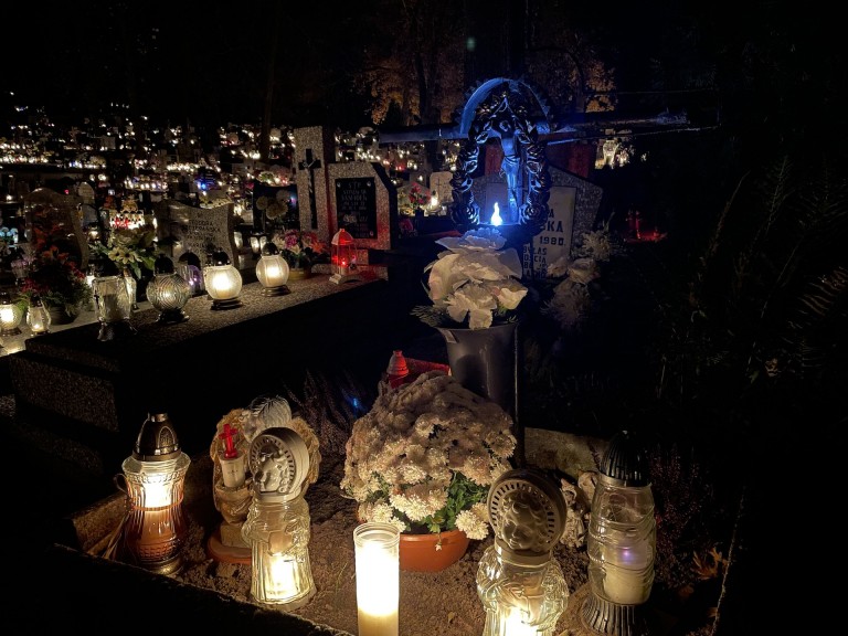 Moment zadumy i refleksji. Niezwykły klimat na konińskich cmentarzach