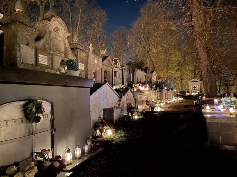 Moment zadumy i refleksji. Niezwykły klimat na konińskich cmentarzach