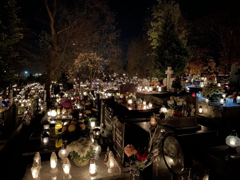 Moment zadumy i refleksji. Niezwykły klimat na konińskich cmentarzach