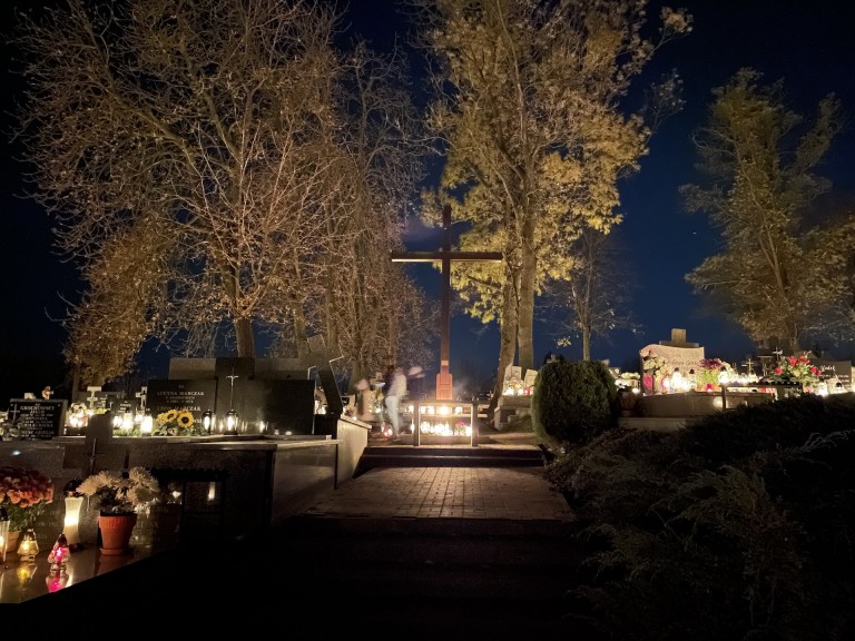 Moment zadumy i refleksji. Niezwykły klimat na konińskich cmentarzach