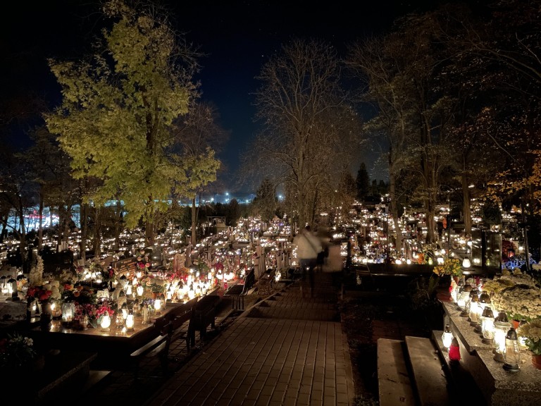 Moment zadumy i refleksji. Niezwykły klimat na konińskich cmentarzach